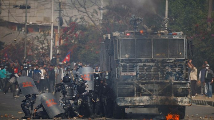 രാജഭരണം പുനഃസ്ഥാപിക്കണമെന്നാവശ്യപ്പെട്ട് നേപ്പാളിൽ ആഭ്യന്തര കലാപം രൂക്ഷം ; 2 പേർ കൊല്ലപ്പെട്ടു 45 പേർക്ക് പരുക്ക് രാജഭരണം പുനഃസ്ഥാപിക്കണമെന്നാവശ്യപ്പെട്ട് നേപ്പാളിൽ ആഭ്യന്തര കലാപം രൂക്ഷം ; 2 പേർ കൊല്ലപ്പെട്ടു 45 പേർക്ക് പരുക്ക്