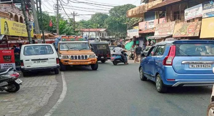 അനധികൃത പാര്ക്കിംഗ് ; ചുങ്കപ്പാറ ടൗണിൽ ഗതാഗതക്കുരുക്ക് രൂക്ഷമാകുന്നു അനധികൃത പാര്ക്കിംഗ് ; ചുങ്കപ്പാറ ടൗണിൽ ഗതാഗതക്കുരുക്ക് രൂക്ഷമാകുന്നു