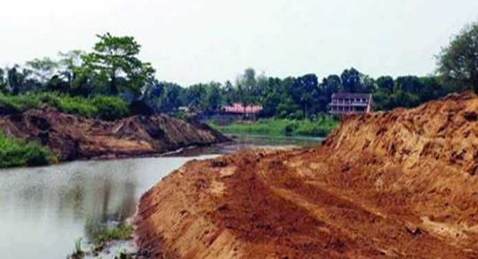 ആദി പമ്പ വീണ്ടെടുപ്പിന്റെ പേര് പറഞ്ഞ് നടക്കുന്ന ആഴം കൂട്ടല് മണല് ലക്ഷ്യമിട്ടാണെന്ന് തീരവാസികളുടെ ആരോപണം ആദി പമ്പ വീണ്ടെടുപ്പിന്റെ പേര് പറഞ്ഞ് നടക്കുന്ന ആഴം കൂട്ടല് മണല് ലക്ഷ്യമിട്ടാണെന്ന് തീരവാസികളുടെ ആരോപണം