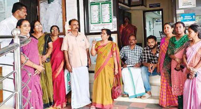പന്തളം നഗരസഭയിൽ പ്രതിപക്ഷ പ്രതിഷേധം പന്തളം നഗരസഭയിൽ പ്രതിപക്ഷ പ്രതിഷേധം