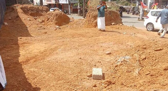 തിരുവാഭരണപാത വീണ്ടും കൈയ്യേറിയതായി പരാതി തിരുവാഭരണപാത വീണ്ടും കൈയ്യേറിയതായി പരാതി
