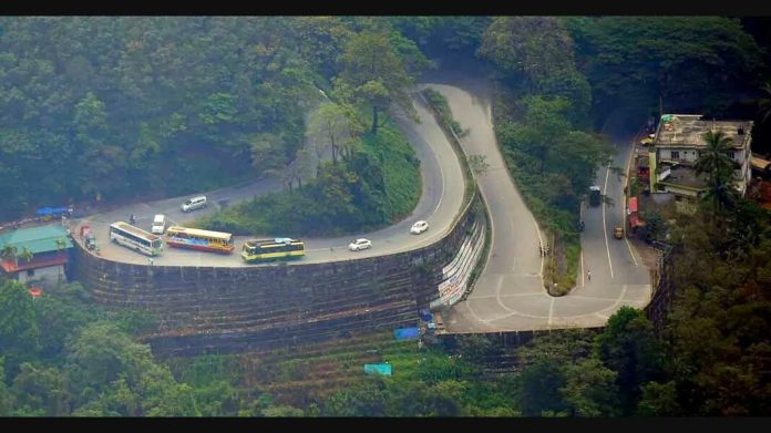 കോഴിക്കോട് താമരശേരി ചുരത്തിൽ ബസ് കേടായതിനെ തുടർന്ന് ഗതാഗത തടസം കോഴിക്കോട് താമരശേരി ചുരത്തിൽ ബസ് കേടായതിനെ തുടർന്ന് ഗതാഗത തടസം