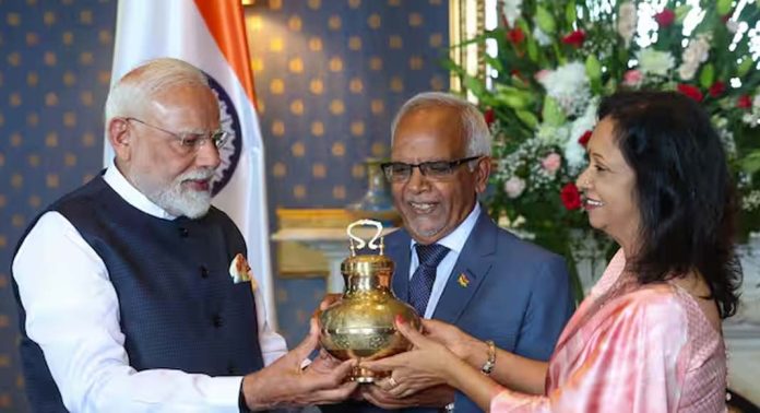 മൗറീഷ്യസിലെത്തിയ പ്രധാന മന്ത്രി നരേന്ദ്ര മോദി രാജ്യത്തിന്റെ സമ്മാനമായി മഹാകുംഭമേള നടന്ന ത്രിവേണി സംഗമജലം കൈമാറി മൗറീഷ്യസിലെത്തിയ പ്രധാന മന്ത്രി നരേന്ദ്ര മോദി രാജ്യത്തിന്റെ സമ്മാനമായി മഹാകുംഭമേള നടന്ന ത്രിവേണി സംഗമജലം കൈമാറി