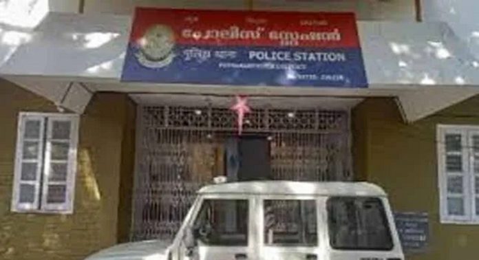സ്ഥിരം മദ്യപാനിയെ ലഹരിവിമുക്തി ചികിത്സാകേന്ദ്രത്തിലെത്തിച്ച് ജനമൈത്രി പോലീസ് സ്ഥിരം മദ്യപാനിയെ ലഹരിവിമുക്തി ചികിത്സാകേന്ദ്രത്തിലെത്തിച്ച് ജനമൈത്രി പോലീസ്