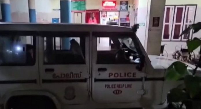 കൊട്ടാരക്കര താലൂക്ക്ആശുപത്രിയില് സുരക്ഷാ ചുമതലയുണ്ടായിരുന്ന ഗ്രേഡ് എസ്.ഐ ജോലിക്കെത്തിയത് മദ്യലഹരിയില് കൊട്ടാരക്കര താലൂക്ക്ആശുപത്രിയില് സുരക്ഷാ ചുമതലയുണ്ടായിരുന്ന ഗ്രേഡ് എസ്.ഐ ജോലിക്കെത്തിയത് മദ്യലഹരിയില്