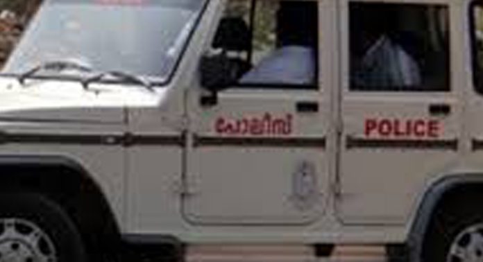 വീട്ടുമുറ്റത്ത് കിടന്ന വാഹനങ്ങൾക്ക് തീ വെച്ചയാളിനെ കണ്ടെത്തി പോലീസ് വീട്ടുമുറ്റത്ത് കിടന്ന വാഹനങ്ങൾക്ക് തീ വെച്ചയാളിനെ കണ്ടെത്തി പോലീസ്