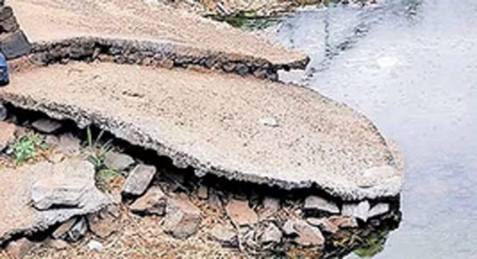 പൂവനക്കടവില് പടിക്കെട്ടുകള് തകര്ന്നു ; അപകടഭീതിയില് പ്രദേശവാസികള് പൂവനക്കടവില് പടിക്കെട്ടുകള് തകര്ന്നു ; അപകടഭീതിയില് പ്രദേശവാസികള്