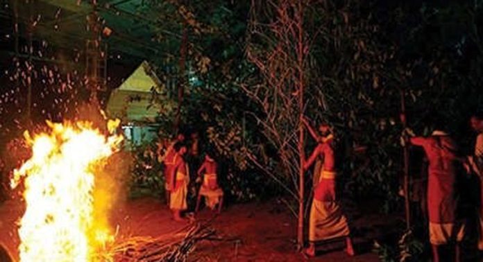 കദളിമംഗലം ദേവീക്ഷേത്രത്തിൽ ഇന്ന് ഇരുവെള്ളിപ്പറ-തെങ്ങേലി കരക്കാരുടെ നിർത്ത് പടയണി നടക്കും കദളിമംഗലം ദേവീക്ഷേത്രത്തിൽ ഇന്ന് ഇരുവെള്ളിപ്പറ-തെങ്ങേലി കരക്കാരുടെ നിർത്ത് പടയണി നടക്കും