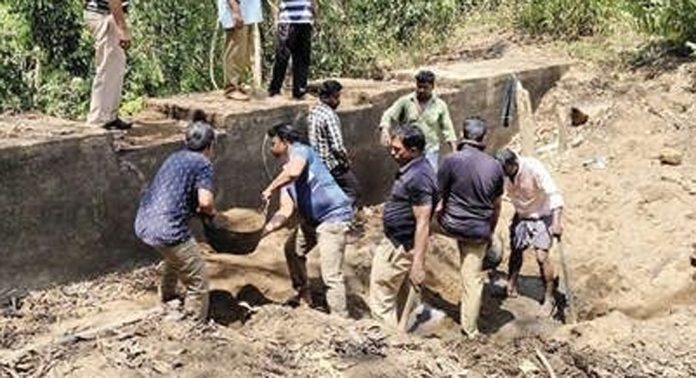 വന്യമൃഗങ്ങൾക്ക് ദാഹജലം ഉറപ്പാക്കാൻ വനമേഖലയിലെ ചെക്ക് ഡാമുകളിലെ മണ്ണുംചെളിയും മാലിന്യവും നീക്കംചെയ്യുന്ന പ്രവർത്തനങ്ങൾ തുടങ്ങി വന്യമൃഗങ്ങൾക്ക് ദാഹജലം ഉറപ്പാക്കാൻ വനമേഖലയിലെ ചെക്ക് ഡാമുകളിലെ മണ്ണുംചെളിയും മാലിന്യവും നീക്കംചെയ്യുന്ന പ്രവർത്തനങ്ങൾ തുടങ്ങി