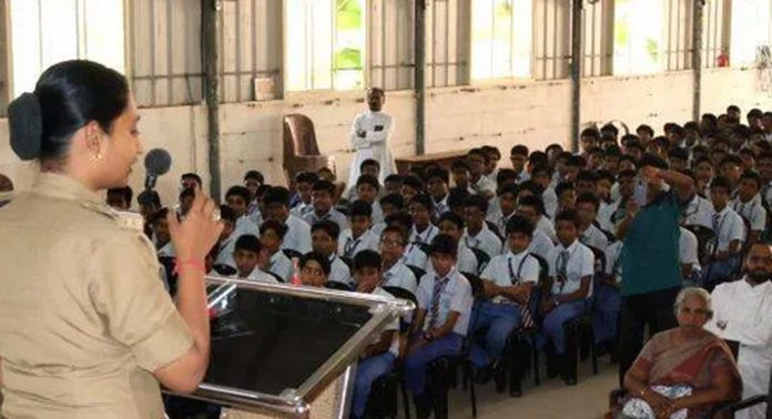 പത്തനംതിട്ട വനിതാ സെല്ലിന്റെ നേതൃത്വത്തില് വിദ്യാർത്ഥികൾക്ക് ബോധവത്കരണക്ലാസ് നടത്തി പത്തനംതിട്ട വനിതാ സെല്ലിന്റെ നേതൃത്വത്തില് വിദ്യാർത്ഥികൾക്ക് ബോധവത്കരണക്ലാസ് നടത്തി