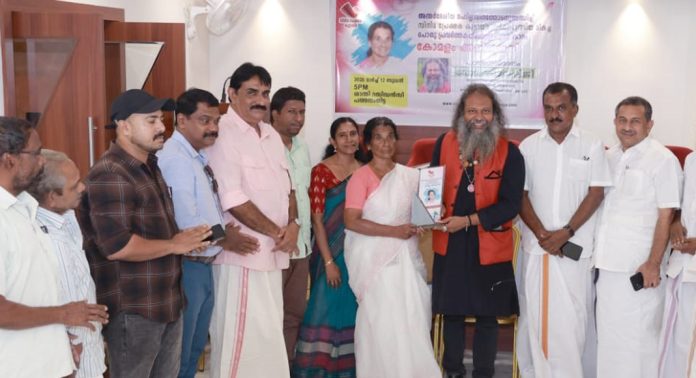 മികച്ച പൊതുപ്രവർത്തകക്കുള്ള സിനിമാ പ്രേക്ഷക പുരസ്കാരം കോമളം അനിരുദ്ധന് സമ്മാനിച്ചു മികച്ച പൊതുപ്രവർത്തകക്കുള്ള സിനിമാ പ്രേക്ഷക പുരസ്കാരം കോമളം അനിരുദ്ധന് സമ്മാനിച്ചു