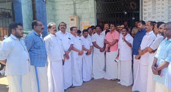 ലഹരി മാഫിയക്ക് ഒത്താശ ചെയ്യുന്ന നഗരസഭ ചെയർപേഴ്സൺ രാജിവെയ്ക്കണം ; അടൂർ നഗരസഭയിൽ കോൺഗ്രസ് പ്രതിഷേധം ലഹരി മാഫിയക്ക് ഒത്താശ ചെയ്യുന്ന നഗരസഭ ചെയർപേഴ്സൺ രാജിവെയ്ക്കണം ; അടൂർ നഗരസഭയിൽ കോൺഗ്രസ് പ്രതിഷേധം