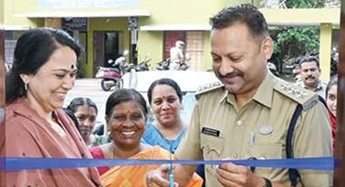 പത്തനംതിട്ടയിൽ സ്നേഹിത പോലീസ് എക്സ്റ്റൻഷൻ സെന്റർ ഉദ്ഘാടനം ചെയ്തു പത്തനംതിട്ടയിൽ സ്നേഹിത പോലീസ് എക്സ്റ്റൻഷൻ സെന്റർ ഉദ്ഘാടനം ചെയ്തു