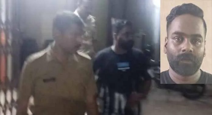 കടമ്പനാട് കക്കൂസ് മാലിന്യം തള്ളിയ ടാങ്കര് ലോറിയും പൈലറ്റ് വന്ന ജീപ്പും ഏനാത്ത് പോലീസ് പിടികൂടി കടമ്പനാട് കക്കൂസ് മാലിന്യം തള്ളിയ ടാങ്കര് ലോറിയും പൈലറ്റ് വന്ന ജീപ്പും ഏനാത്ത് പോലീസ് പിടികൂടി