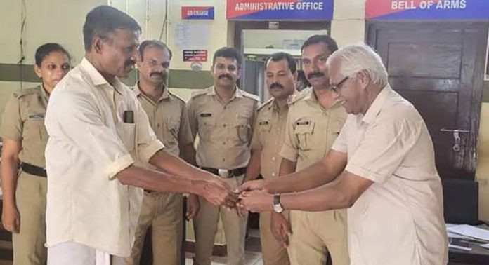 ബാങ്ക് പരിസരത്ത് നിന്ന് കളഞ്ഞു കിട്ടിയ പണത്തിന് അവകാശിയെത്തി : തുക ഉടമസ്ഥന് കൈമാറി ബാങ്ക് പരിസരത്ത് നിന്ന് കളഞ്ഞു കിട്ടിയ പണത്തിന് അവകാശിയെത്തി : തുക ഉടമസ്ഥന് കൈമാറി