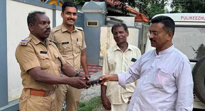 നഷ്ടപ്പെട്ട മൊബൈല് ഫോണ് മണിക്കൂറുകള്ക്കകം കണ്ടെത്തി നല്കി പുളിക്കീഴ് പോലീസ് നഷ്ടപ്പെട്ട മൊബൈല് ഫോണ് മണിക്കൂറുകള്ക്കകം കണ്ടെത്തി നല്കി പുളിക്കീഴ് പോലീസ്