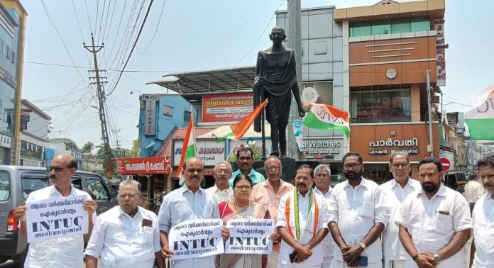 ആശ – അംഗൻവാടി ജീവനക്കാരുടെ രാപകൽ സമരത്തിന് ഐക്യദാർഡ്യം പ്രഖ്യാപിച്ച് ജില്ലാ ഫോറസ്റ്റ് ഡിപ്പോ ലോഡിംഗ് & ജനറൽ വർക്കേഴ്സ് യൂണിയൻ ആശ – അംഗൻവാടി ജീവനക്കാരുടെ രാപകൽ സമരത്തിന് ഐക്യദാർഡ്യം പ്രഖ്യാപിച്ച് ജില്ലാ ഫോറസ്റ്റ് ഡിപ്പോ ലോഡിംഗ് & ജനറൽ വർക്കേഴ്സ് യൂണിയൻ
