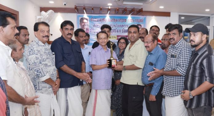 നിസാം റാവുത്തർ അനുസ്മരണവും ജിനു എബ്രഹാമിന് പുരസ്കാര വിതരണവും നിസാം റാവുത്തർ അനുസ്മരണവും ജിനു എബ്രഹാമിന് പുരസ്കാര വിതരണവും