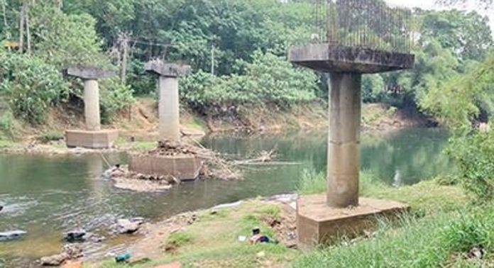 കാത്തിരിപ്പ് തുടരുന്നു ; മാത്തൂർ വിലേനിക്കൽ കടവിലെ പാലം പണി എങ്ങുമെത്തിയില്ല കാത്തിരിപ്പ് തുടരുന്നു ; മാത്തൂർ വിലേനിക്കൽ കടവിലെ പാലം പണി എങ്ങുമെത്തിയില്ല