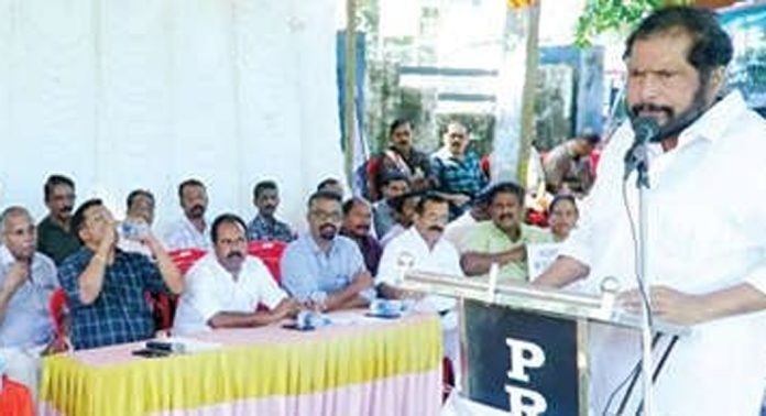 കേബിൾ ടിവി ഓപ്പറേറ്റേഴ്സ് അസോസിയേഷൻ അഴൂരിലെ കെഎസ്ഇബി ഡെപ്യൂട്ടി ചീഫ് എക്സിക്യുട്ടീവ് എൻജിനീയറുടെ ഓഫീസിന് മുന്നിൽ ധര്ണ നടത്തി കേബിൾ ടിവി ഓപ്പറേറ്റേഴ്സ് അസോസിയേഷൻ അഴൂരിലെ കെഎസ്ഇബി ഡെപ്യൂട്ടി ചീഫ് എക്സിക്യുട്ടീവ് എൻജിനീയറുടെ ഓഫീസിന് മുന്നിൽ ധര്ണ നടത്തി