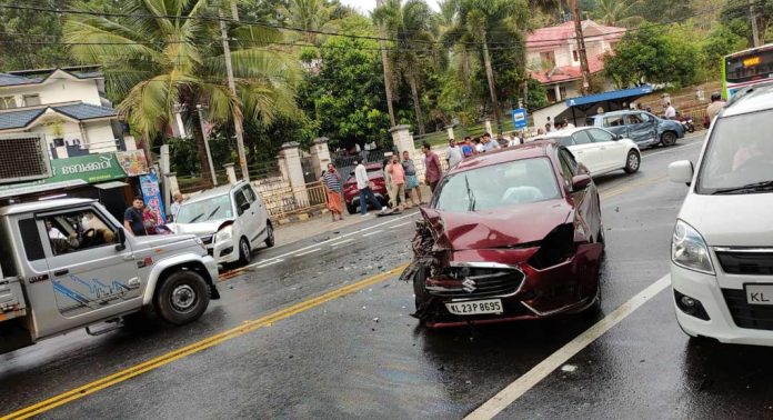 പുനലൂര് – മൂവാറ്റുപുഴ സംസ്ഥാന പാതയില് നിയന്ത്രണം വിട്ട കാര് മറ്റ് രണ്ട് കാറുകളിലിടിച്ചു ; മൂന്നു പേര്ക്ക് പരിക്ക് പുനലൂര് – മൂവാറ്റുപുഴ സംസ്ഥാന പാതയില് നിയന്ത്രണം വിട്ട കാര് മറ്റ് രണ്ട് കാറുകളിലിടിച്ചു ; മൂന്നു പേര്ക്ക് പരിക്ക്
