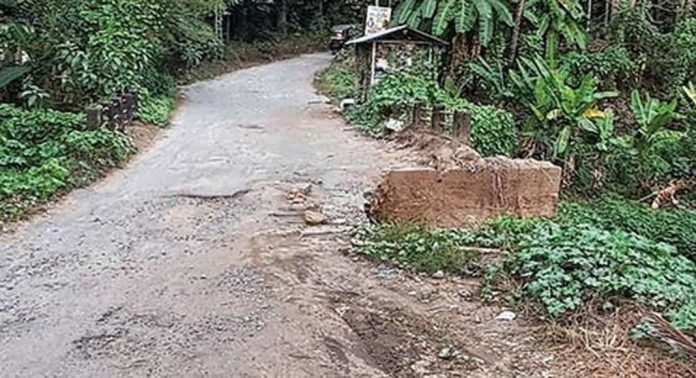 കൊച്ചുപാലത്തിന്റെ പുനർ നിർമാണം തുടങ്ങാത്തതിൽ പ്രതിഷേധിച്ച് നാട്ടുകാർ സമരത്തിലേക്ക് കൊച്ചുപാലത്തിന്റെ പുനർ നിർമാണം തുടങ്ങാത്തതിൽ പ്രതിഷേധിച്ച് നാട്ടുകാർ സമരത്തിലേക്ക്