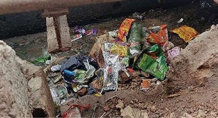 റാന്നി പെരുമ്പുഴയിൽ സംസ്ഥാനപാതയുടെ ഓടയിൽ മാലിന്യം തള്ളുന്നു റാന്നി പെരുമ്പുഴയിൽ സംസ്ഥാനപാതയുടെ ഓടയിൽ മാലിന്യം തള്ളുന്നു