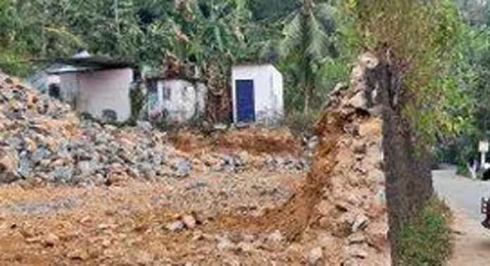 അപകടഭീതിയുയര്ത്തി നാറാണംമൂഴി ഗവ.എൽ.പി.സ്കൂളിന്റെ മുന്നിലെ കൽക്കെട്ട് അപകടഭീതിയുയര്ത്തി നാറാണംമൂഴി ഗവ.എൽ.പി.സ്കൂളിന്റെ മുന്നിലെ കൽക്കെട്ട്