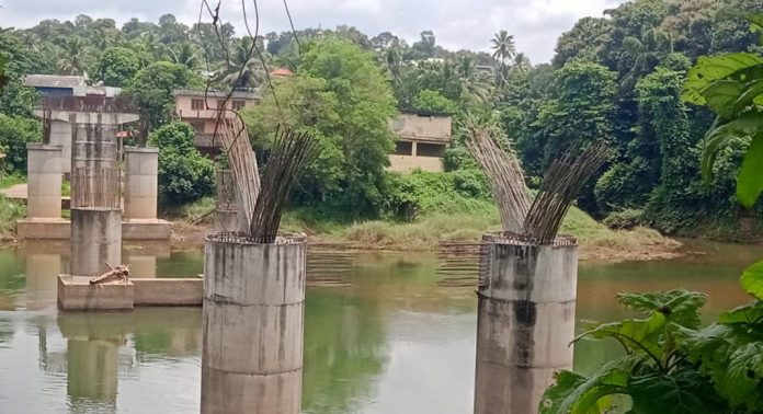 അത്തിക്കയം പാലം നിർമ്മാണത്തില് അനാസ്ഥ കാട്ടിയ കരാറുകാരനെ കരിമ്പട്ടികയിൽ ഉൾപ്പെടുത്തണം ; മന്ത്രി എം ബി രാജേഷ് അത്തിക്കയം പാലം നിർമ്മാണത്തില് അനാസ്ഥ കാട്ടിയ കരാറുകാരനെ കരിമ്പട്ടികയിൽ ഉൾപ്പെടുത്തണം ; മന്ത്രി എം ബി രാജേഷ്
