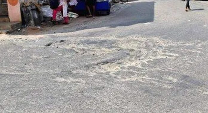അത്തിക്കയം ടൗണിൽ പഞ്ചായത്ത് കെട്ടിടത്തിന് മുന്നിലെ വളവിൽ വീണ്ടും അപകടക്കെണിയായി കുഴികൾ അത്തിക്കയം ടൗണിൽ പഞ്ചായത്ത് കെട്ടിടത്തിന് മുന്നിലെ വളവിൽ വീണ്ടും അപകടക്കെണിയായി കുഴികൾ