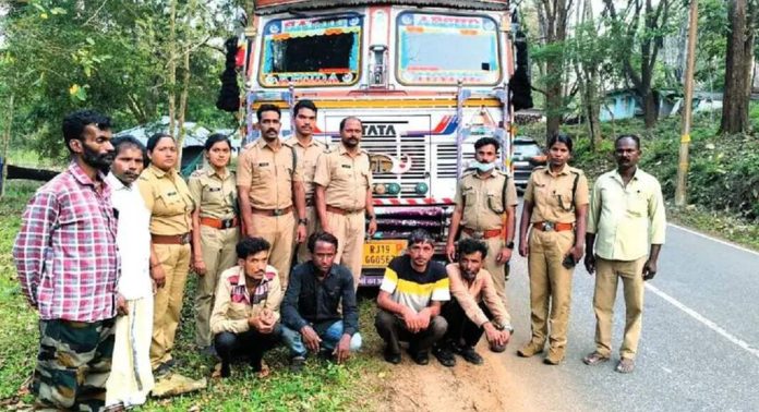 വയനാട് ചേമ്പുംകൊല്ലി വനത്തില് ആടുകളുടെ ജഡം തള്ളാന്ശ്രമിച്ച രാജസ്ഥാന് സ്വദേശികള് പിടിയില് വയനാട് ചേമ്പുംകൊല്ലി വനത്തില് ആടുകളുടെ ജഡം തള്ളാന്ശ്രമിച്ച രാജസ്ഥാന് സ്വദേശികള് പിടിയില്