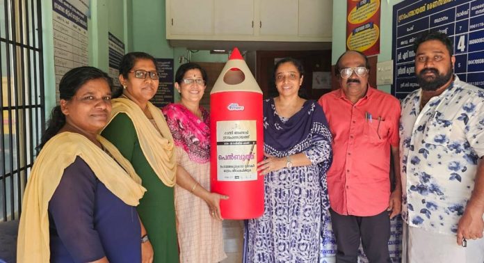 അങ്ങാടി ഗ്രാമപഞ്ചായത്ത് പരിധിയിലെ വിദ്യാലയങ്ങളില് പെൻ ബൂത്തുകൾ വിതരണം ചെയ്തു അങ്ങാടി ഗ്രാമപഞ്ചായത്ത് പരിധിയിലെ വിദ്യാലയങ്ങളില് പെൻ ബൂത്തുകൾ വിതരണം ചെയ്തു