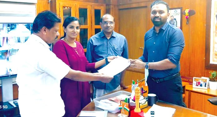 പത്തനംതിട്ട നഗരസഭയിലെ മുണ്ടുകോട്ടക്കല് എസ്.എൻ.എസ്.എൻ.എസ്.വി.എം.യു.പി സ്കൂളിലെ പോളിംഗ് സ്റ്റേഷന് മാറ്റി സ്ഥാപിക്കണം ; കളക്ടര്ക്ക് പരാതി നല്കി പത്തനംതിട്ട നഗരസഭയിലെ മുണ്ടുകോട്ടക്കല് എസ്.എൻ.എസ്.എൻ.എസ്.വി.എം.യു.പി സ്കൂളിലെ പോളിംഗ് സ്റ്റേഷന് മാറ്റി സ്ഥാപിക്കണം ; കളക്ടര്ക്ക് പരാതി നല്കി