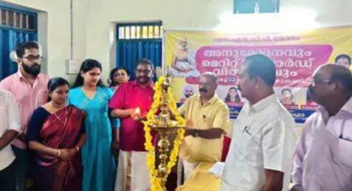 എസ്.എൻ.ഡി.പി യോഗം കുമ്പഴ വടക്ക് ശാഖയുടെ നേതൃത്വത്തിൽ ഉന്നത വിജയം കരസ്ഥമാക്കിയ വിദ്യാർത്ഥികളെ അനുമോദിച്ചു എസ്.എൻ.ഡി.പി യോഗം കുമ്പഴ വടക്ക് ശാഖയുടെ നേതൃത്വത്തിൽ ഉന്നത വിജയം കരസ്ഥമാക്കിയ വിദ്യാർത്ഥികളെ അനുമോദിച്ചു