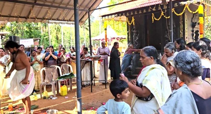 കുമ്പഴ മഠത്തില്ക്കാവ് ദേവി ക്ഷേത്രത്തിലെ പ്രതിഷ്ഠാ മഹോത്സവവും പൊങ്കാല സമര്പ്പണം നടന്നു കുമ്പഴ മഠത്തില്ക്കാവ് ദേവി ക്ഷേത്രത്തിലെ പ്രതിഷ്ഠാ മഹോത്സവവും പൊങ്കാല സമര്പ്പണം നടന്നു