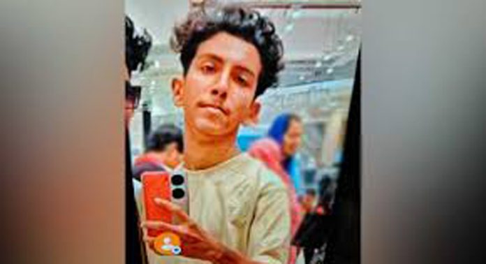 വിദ്യാർത്ഥിയെ കുത്തിക്കൊലപ്പെടുത്തിയ ശേഷം പ്രതി ആത്മഹത്യ ചെയ്ത സംഭവത്തിന് പിന്നിൽ പകയെന്ന് നിഗമനം വിദ്യാർത്ഥിയെ കുത്തിക്കൊലപ്പെടുത്തിയ ശേഷം പ്രതി ആത്മഹത്യ ചെയ്ത സംഭവത്തിന് പിന്നിൽ പകയെന്ന് നിഗമനം