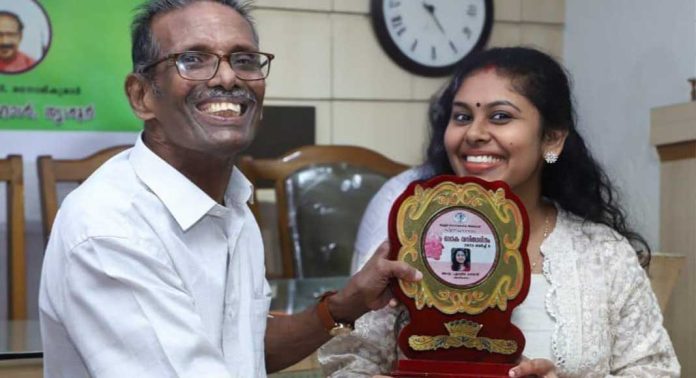 അഡ്വ. എഡ്വിന ബെന്നിക്ക് പുരസ്കാരം നൽകി ആദരിച്ചു അഡ്വ. എഡ്വിന ബെന്നിക്ക് പുരസ്കാരം നൽകി ആദരിച്ചു