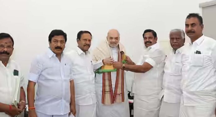 തമിഴ്നാട് രാഷ്ട്രീയത്തിൽ നിർണായക നീക്കങ്ങളെന്ന് റിപ്പോര്ട്ട് തമിഴ്നാട് രാഷ്ട്രീയത്തിൽ നിർണായക നീക്കങ്ങളെന്ന് റിപ്പോര്ട്ട്