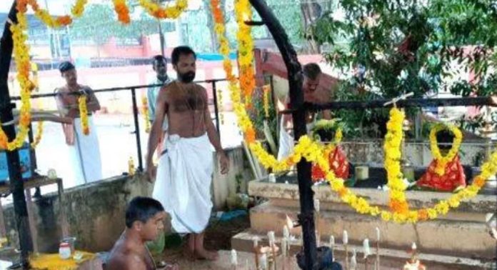 അറുകാലിക്കൽ ശ്രീ മഹാദേവ ക്ഷേത്രത്തിൽ ആയില്യം പൂജ നടന്നു അറുകാലിക്കൽ ശ്രീ മഹാദേവ ക്ഷേത്രത്തിൽ ആയില്യം പൂജ നടന്നു