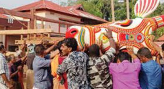 ഒരിപ്പുറത്തു ഭഗവതീക്ഷേത്രത്തിലെ മീനഭരണി കെട്ടുകാഴ്ചയ്ക്കുള്ള ഒരുക്കങ്ങളാരംഭിച്ചു ഒരിപ്പുറത്തു ഭഗവതീക്ഷേത്രത്തിലെ മീനഭരണി കെട്ടുകാഴ്ചയ്ക്കുള്ള ഒരുക്കങ്ങളാരംഭിച്ചു
