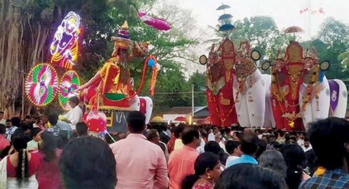 ഭക്തിനിര്ഭരമായി വടക്കുംനാഥക്ഷേത്രത്തിലെ കെട്ടുകാഴ്ച ഭക്തിനിര്ഭരമായി വടക്കുംനാഥക്ഷേത്രത്തിലെ കെട്ടുകാഴ്ച