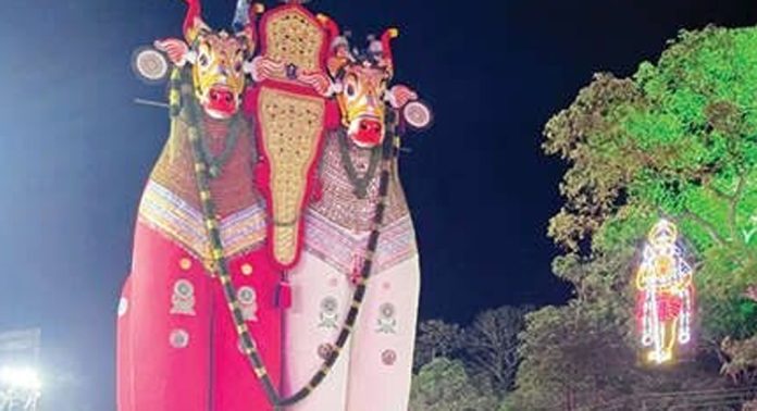 മെഴുവേലി ആനന്ദഭൂതേശ്വരം മഹാദേവ ക്ഷേത്രത്തിൽ കെട്ടുകാഴ്ച നടന്നു മെഴുവേലി ആനന്ദഭൂതേശ്വരം മഹാദേവ ക്ഷേത്രത്തിൽ കെട്ടുകാഴ്ച നടന്നു