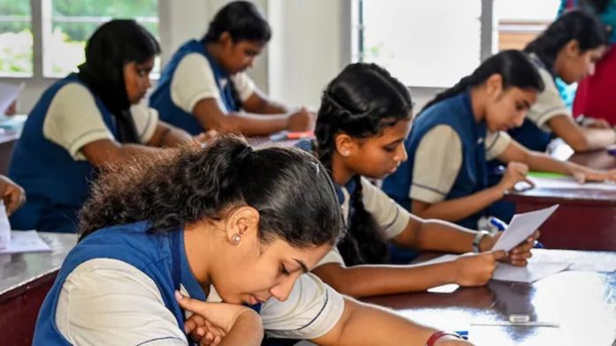 സംസ്ഥാനത്ത് പാഠപുസ്തകങ്ങളുടെ അച്ചടി വൈകുന്നു സംസ്ഥാനത്ത് പാഠപുസ്തകങ്ങളുടെ അച്ചടി വൈകുന്നു