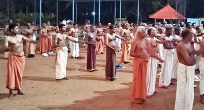 തട്ടയിൽ ഒരിപ്പുറത്തമ്മയ്ക്കുമുൻപിൽ കരക്കാരുടെ കാഴ്ചകളൊരുങ്ങുന്നു തട്ടയിൽ ഒരിപ്പുറത്തമ്മയ്ക്കുമുൻപിൽ കരക്കാരുടെ കാഴ്ചകളൊരുങ്ങുന്നു