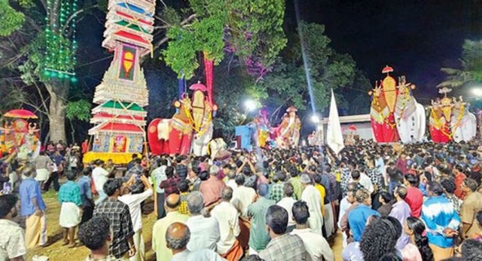 തോട്ടുവ കണ്ണമ്പള്ളിൽ ദേവീക്ഷേത്രത്തിലെ ഉത്സവം കെട്ടുകാഴ്ചയോടെ സമാപിച്ചു തോട്ടുവ കണ്ണമ്പള്ളിൽ ദേവീക്ഷേത്രത്തിലെ ഉത്സവം കെട്ടുകാഴ്ചയോടെ സമാപിച്ചു