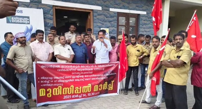 തിരുവല്ല നഗരസഭയിലേക്ക് സ്വകാര്യ ബസ് തൊഴിലാളികൾ പ്രതിഷേധ മാർച്ച് നടത്തി തിരുവല്ല നഗരസഭയിലേക്ക് സ്വകാര്യ ബസ് തൊഴിലാളികൾ പ്രതിഷേധ മാർച്ച് നടത്തി