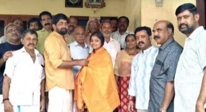 വജ്രജൂബിലി ഫെലോഷിപ്പും കേരള കലാമണ്ഡലത്തിന്റെ ഒ.എൻ.വി.കുറുപ്പ് എൻഡോവ്മെന്റും ലഭിച്ച അമൃതശ്രീയെ അനുമോദിച്ചു വജ്രജൂബിലി ഫെലോഷിപ്പും കേരള കലാമണ്ഡലത്തിന്റെ ഒ.എൻ.വി.കുറുപ്പ് എൻഡോവ്മെന്റും ലഭിച്ച അമൃതശ്രീയെ അനുമോദിച്ചു