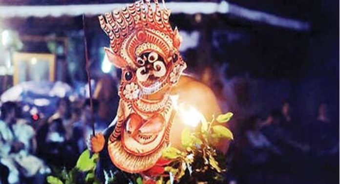 കദളിമംഗലം ക്ഷേത്രത്തിൽ ഇന്ന് രാത്രി വെൺപാലക്കരയുടെ വലിയ പടയണി നടക്കും കദളിമംഗലം ക്ഷേത്രത്തിൽ ഇന്ന് രാത്രി വെൺപാലക്കരയുടെ വലിയ പടയണി നടക്കും