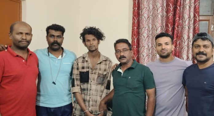 പട്ടിണികിടന്നും ഒരുനേരം മാത്രം കഴിച്ചും മൂന്നു ദിവസത്തെ അലച്ചിൽ, ഒടുവിൽ സ്കൂട്ടറിൽ പ്രതിയുമായി മടക്കം : ഇത് തിരുവല്ല പോലീസ് സ്ക്വാഡ് വിജയഗാഥ പട്ടിണികിടന്നും ഒരുനേരം മാത്രം കഴിച്ചും മൂന്നു ദിവസത്തെ അലച്ചിൽ, ഒടുവിൽ സ്കൂട്ടറിൽ പ്രതിയുമായി മടക്കം : ഇത് തിരുവല്ല പോലീസ് സ്ക്വാഡ് വിജയഗാഥ