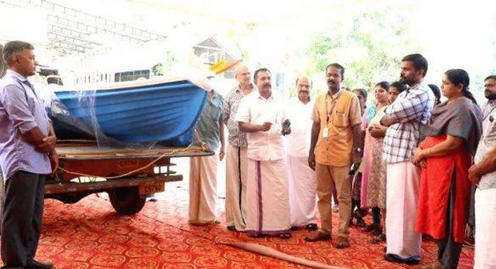കവിയൂർ ഗ്രാമപഞ്ചായത്ത് പദ്ധതിപ്രകാരം ദുരന്തനിവാരണത്തിനുള്ള ഫൈബർ ബോട്ടിന്റെ സമർപ്പണം നടന്നു കവിയൂർ ഗ്രാമപഞ്ചായത്ത് പദ്ധതിപ്രകാരം ദുരന്തനിവാരണത്തിനുള്ള ഫൈബർ ബോട്ടിന്റെ സമർപ്പണം നടന്നു
